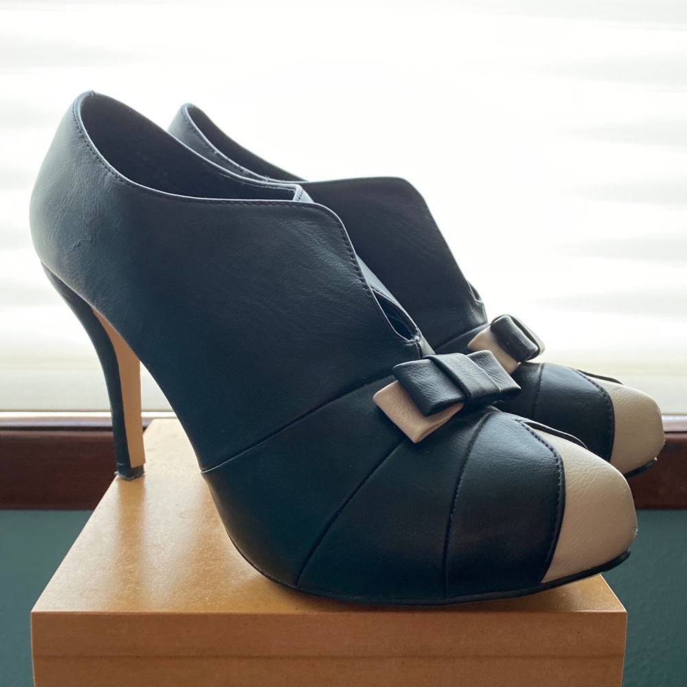 Black & Cream Ankle Bootie Heels with Bow 8.5 🖤🤍